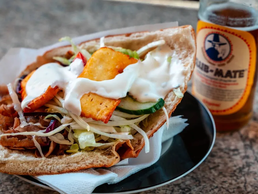 Döner im Fladenbrot auf einem Teller